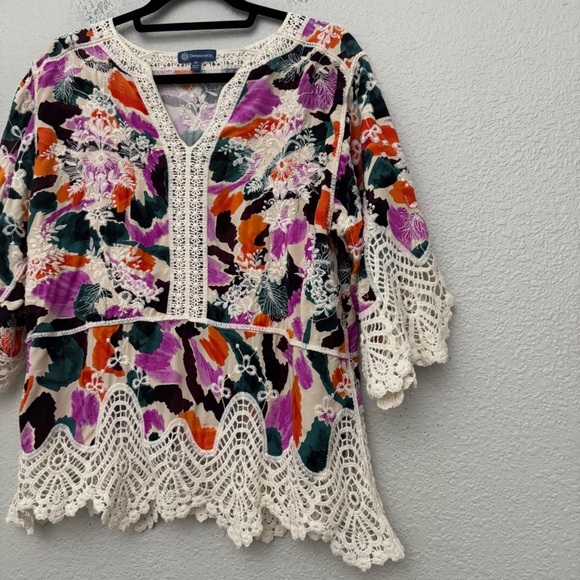 Democracy Three Quarter Sleeve V-Notch Neck Peplum Crochet Printed Woven Top M - Picture 7 of 15